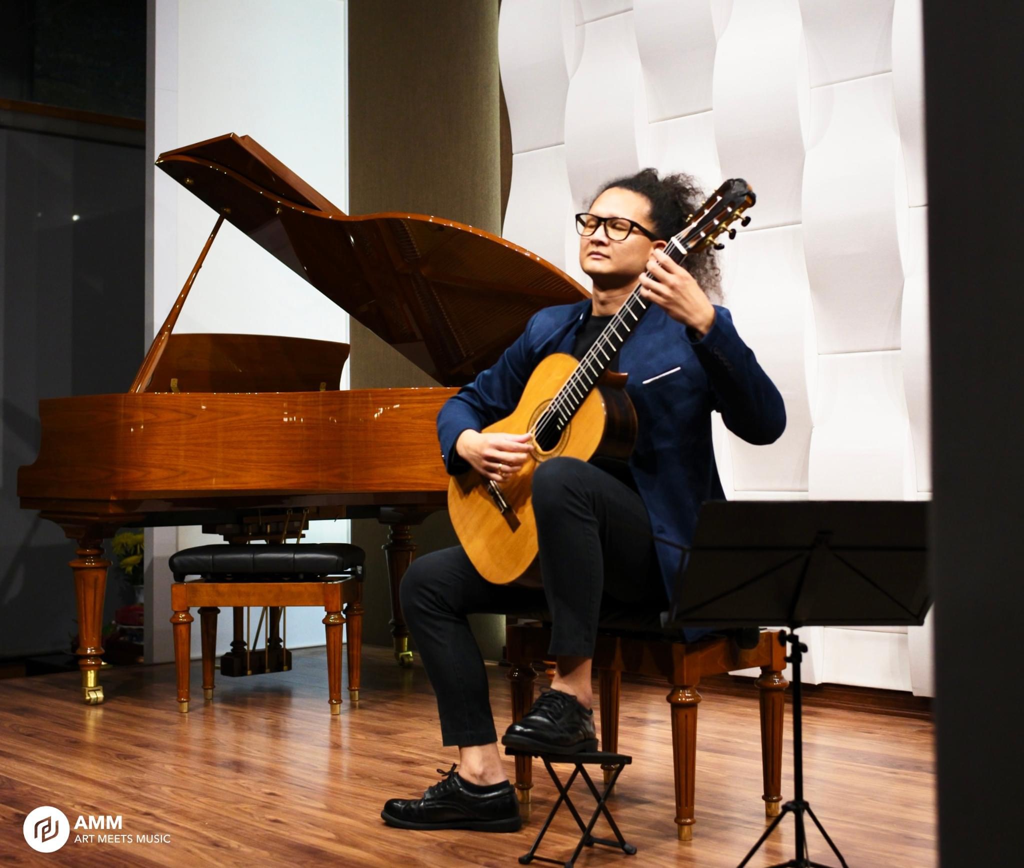 Patommavat-on-guitar